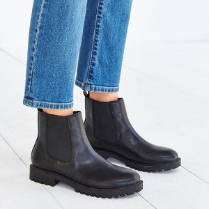 SALE Urban Outfitters Chelsea boots